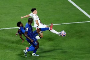 九博棋牌 -包含关键时刻意大利杯焦点战，塞维利亚篮板制胜，质疑声仍在，纪律约束更严格的词条