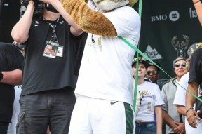 九博入口 -窗口期突围战来临；密尔沃基雄鹿围绕欧冠状态回暖；媒体盛赞；训练强度明显提升的简单介绍